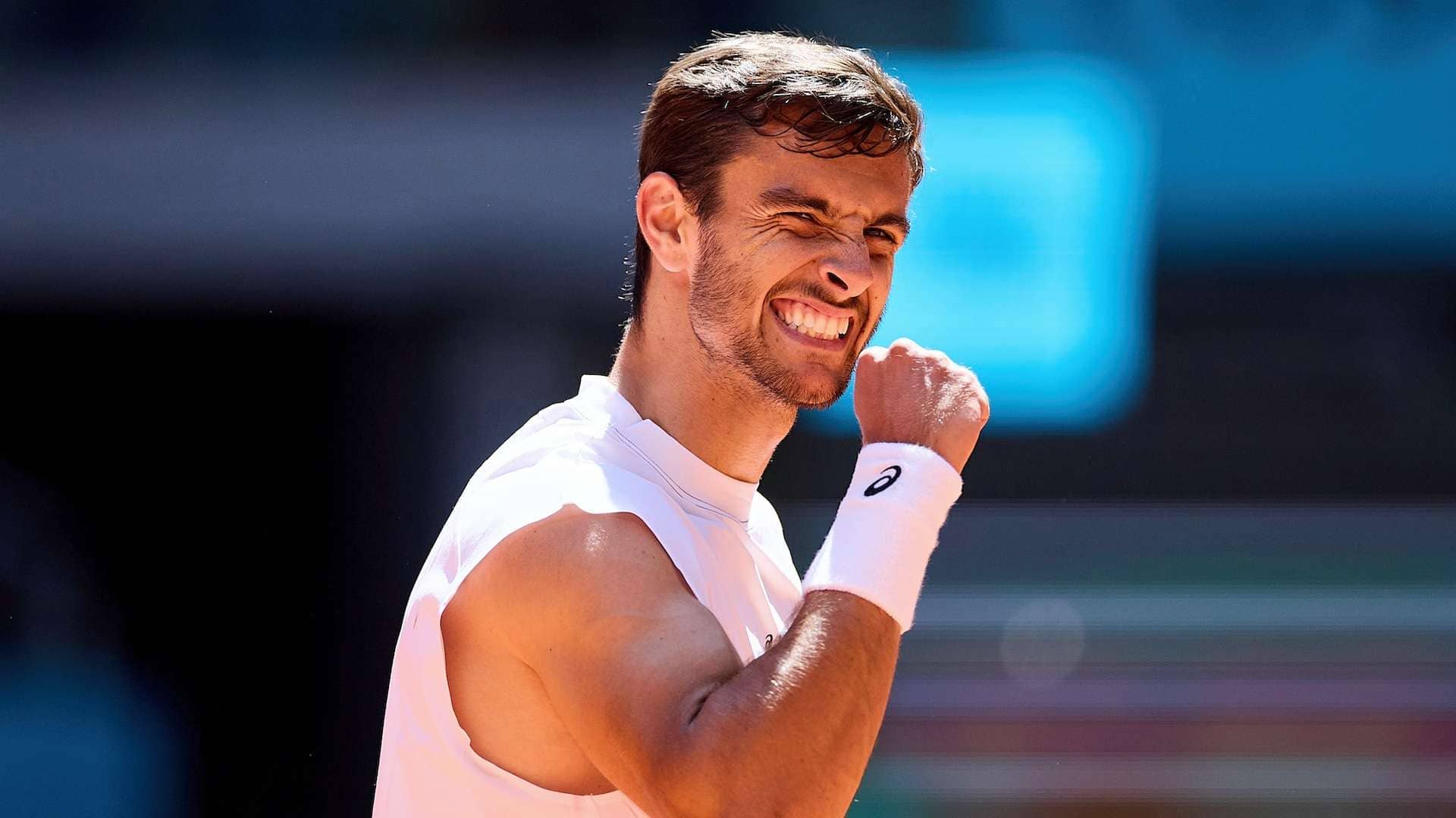 Lorenzo Musetti celebra un punto ante Tomás Martín Etcheverry en el Mutua Madrid Open.