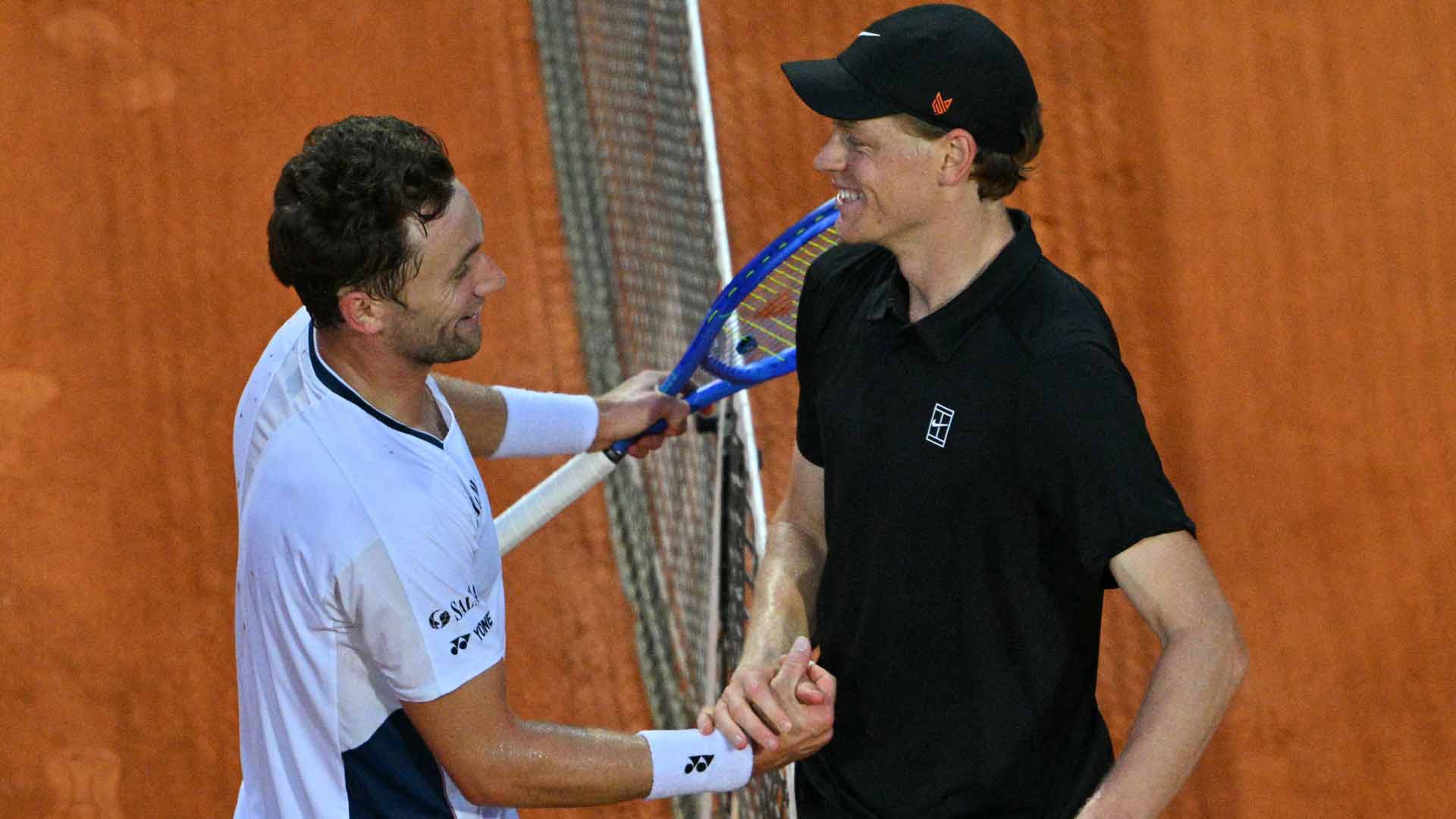 Casper Ruud and Jannik Sinner shake hands after their quarter-final in Rome on Thursday evening.
