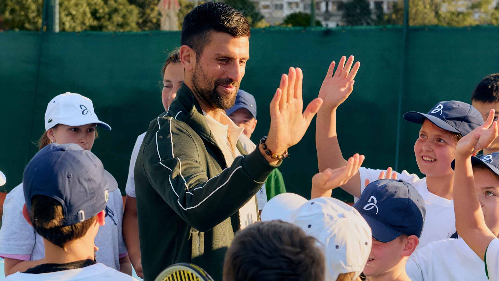 Novak Djokovic inaugura cancha de tenis en Belgrado