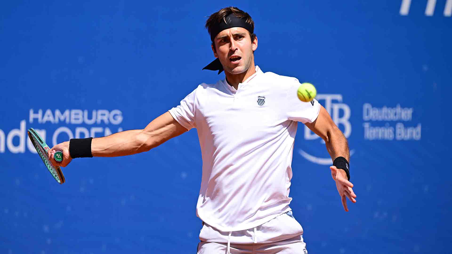 Tomás Etcheverry ha derrotado a dos compatriotas camino de cuartos de final en Hamburgo.
