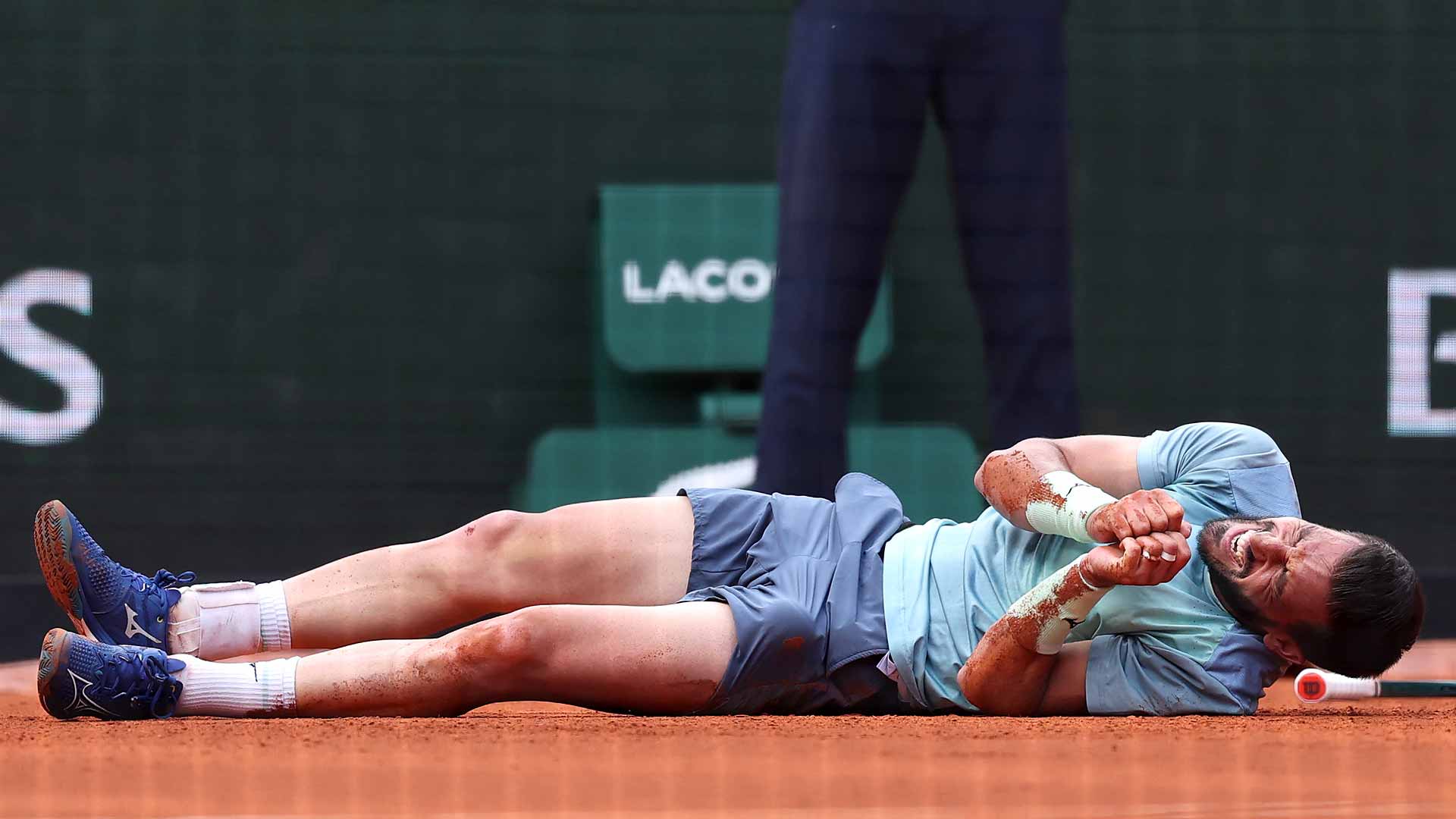 Dzumhur overcomes scary fall against Mpetshi Perricard to set Alcaraz showdown
