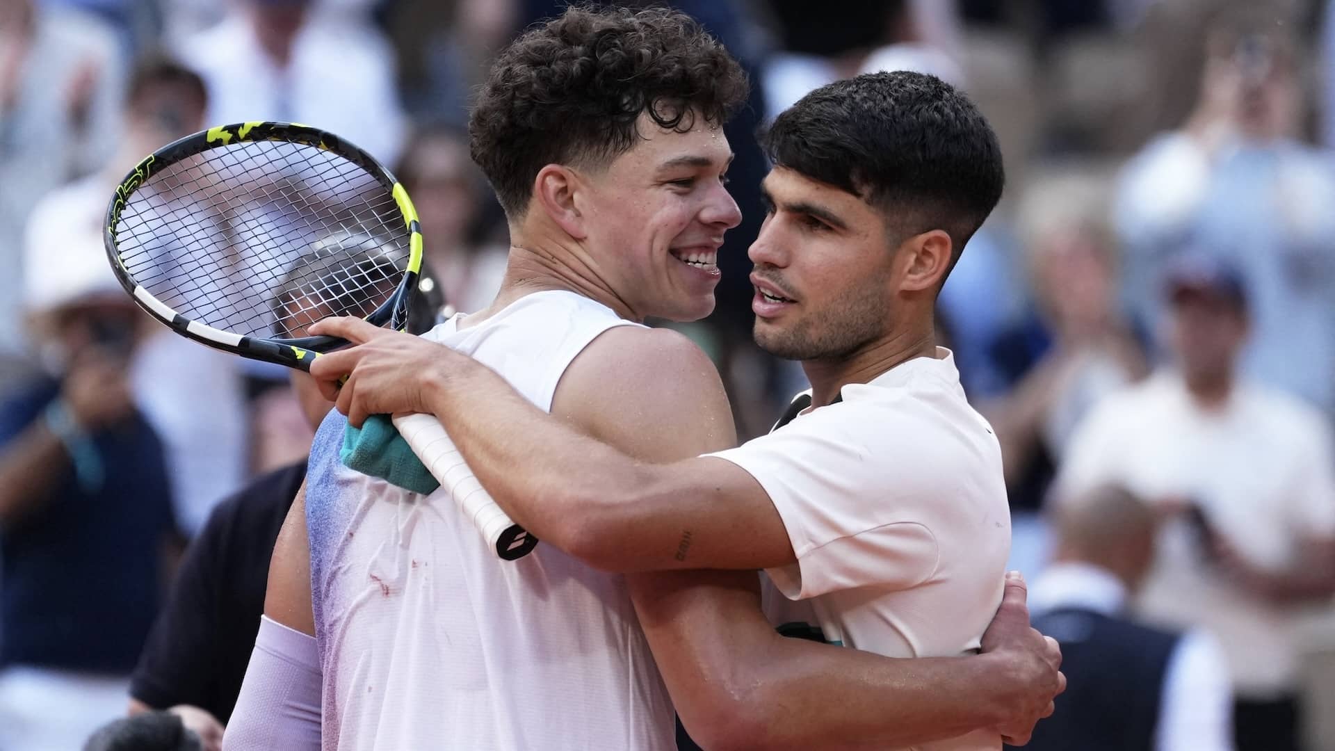 Alcaraz y Shelton, en la red tras el partido de octavos de final de Roland Garros.