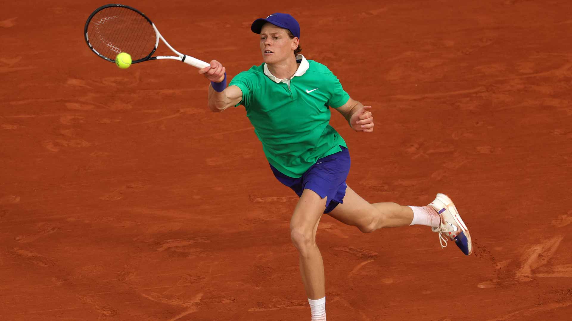 Jannik Sinner defeats Alexander Bublik in straight sets on Wednesday to reach the Roland Garros semi-finals.