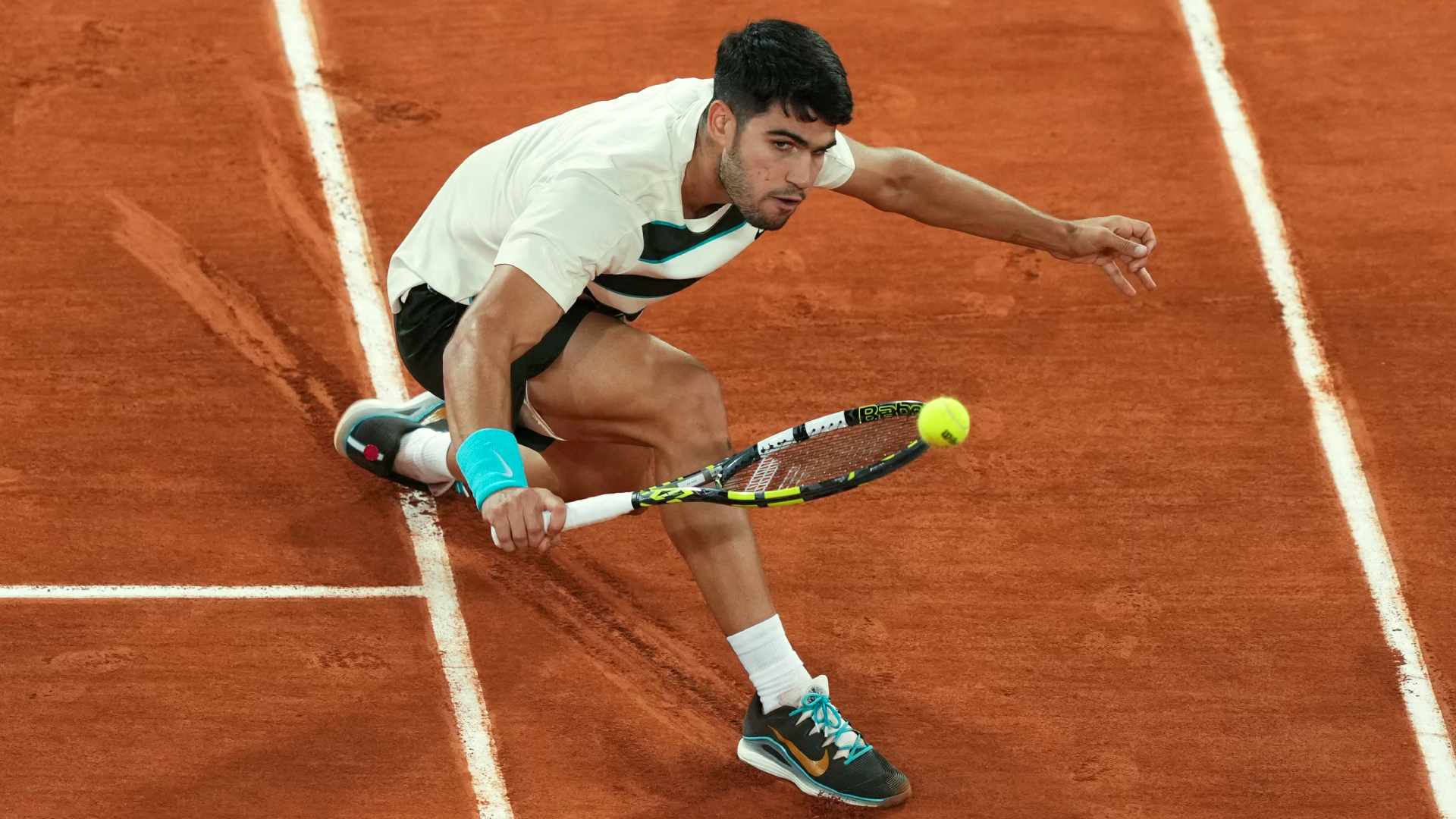 Alcaraz advances to Roland Garros final after Musetti retires  