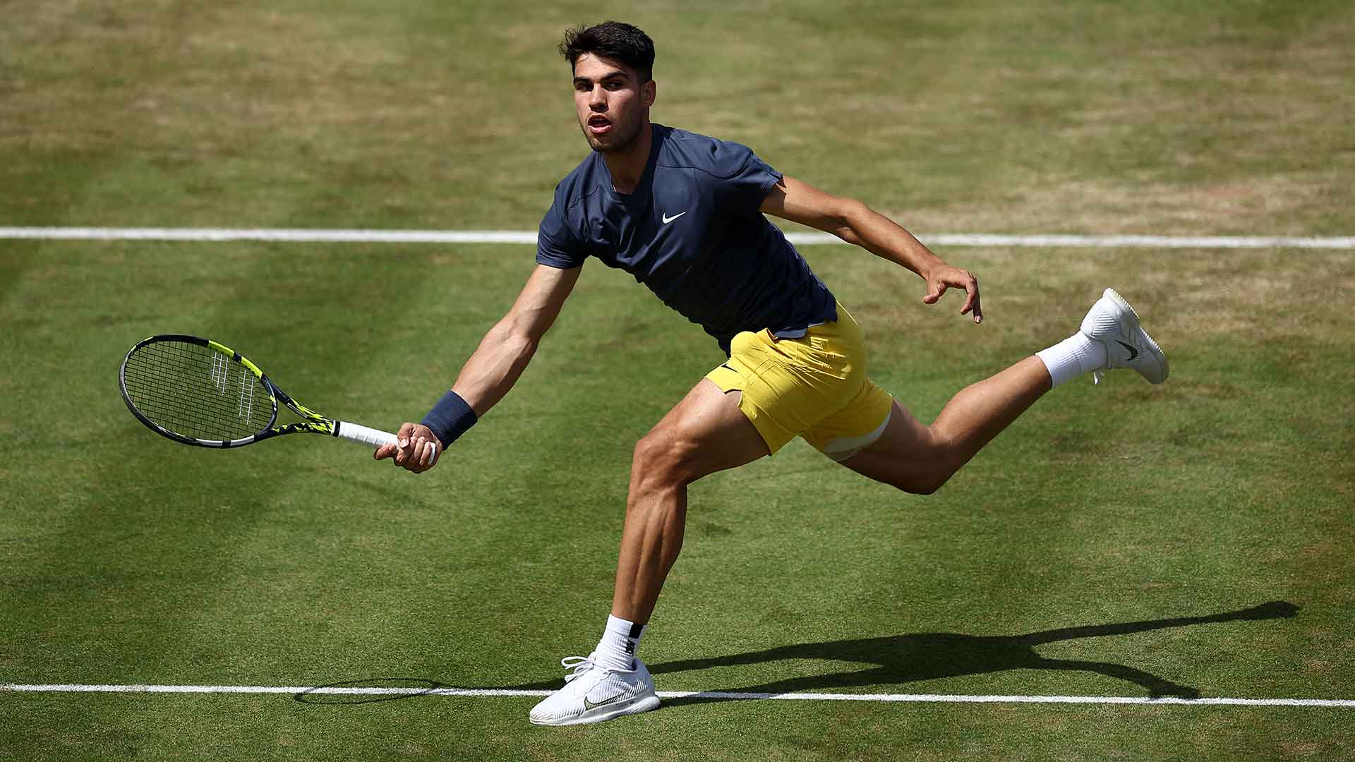 Carlos Alcaraz compite sobre la hierba de Queen's Club en 2024.
