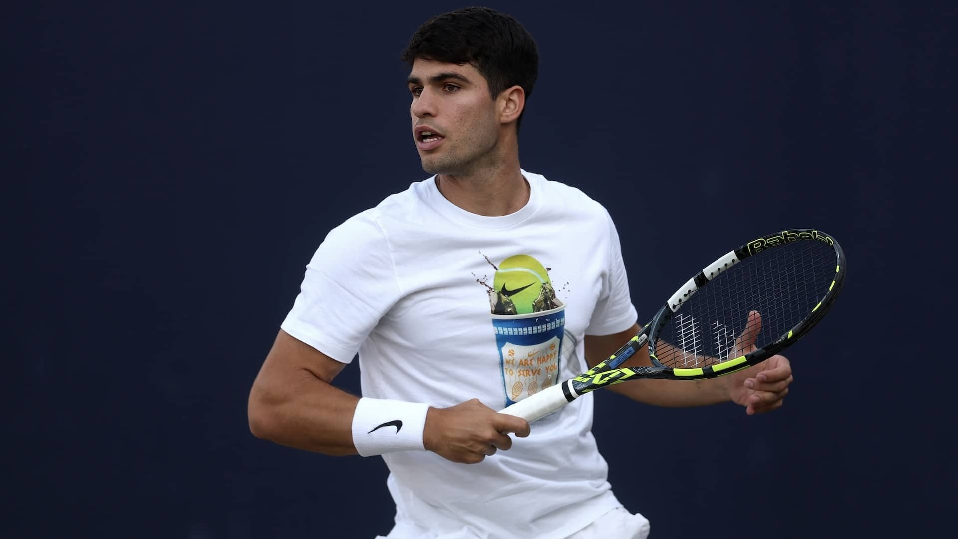 Carlos Alcaraz, durante un entrenamiento en Queen's.