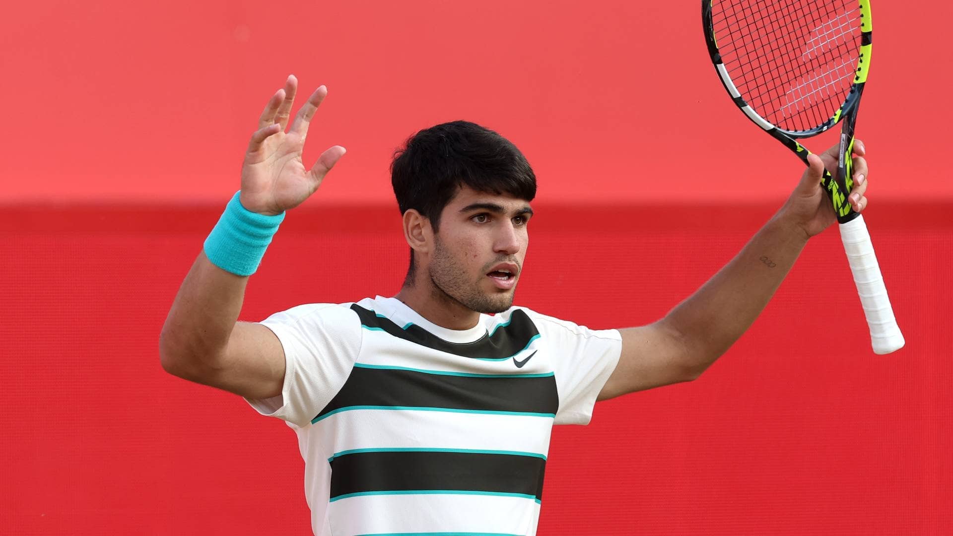 Alcaraz survives major scare at Queen's Club to reach longest winning streak of career