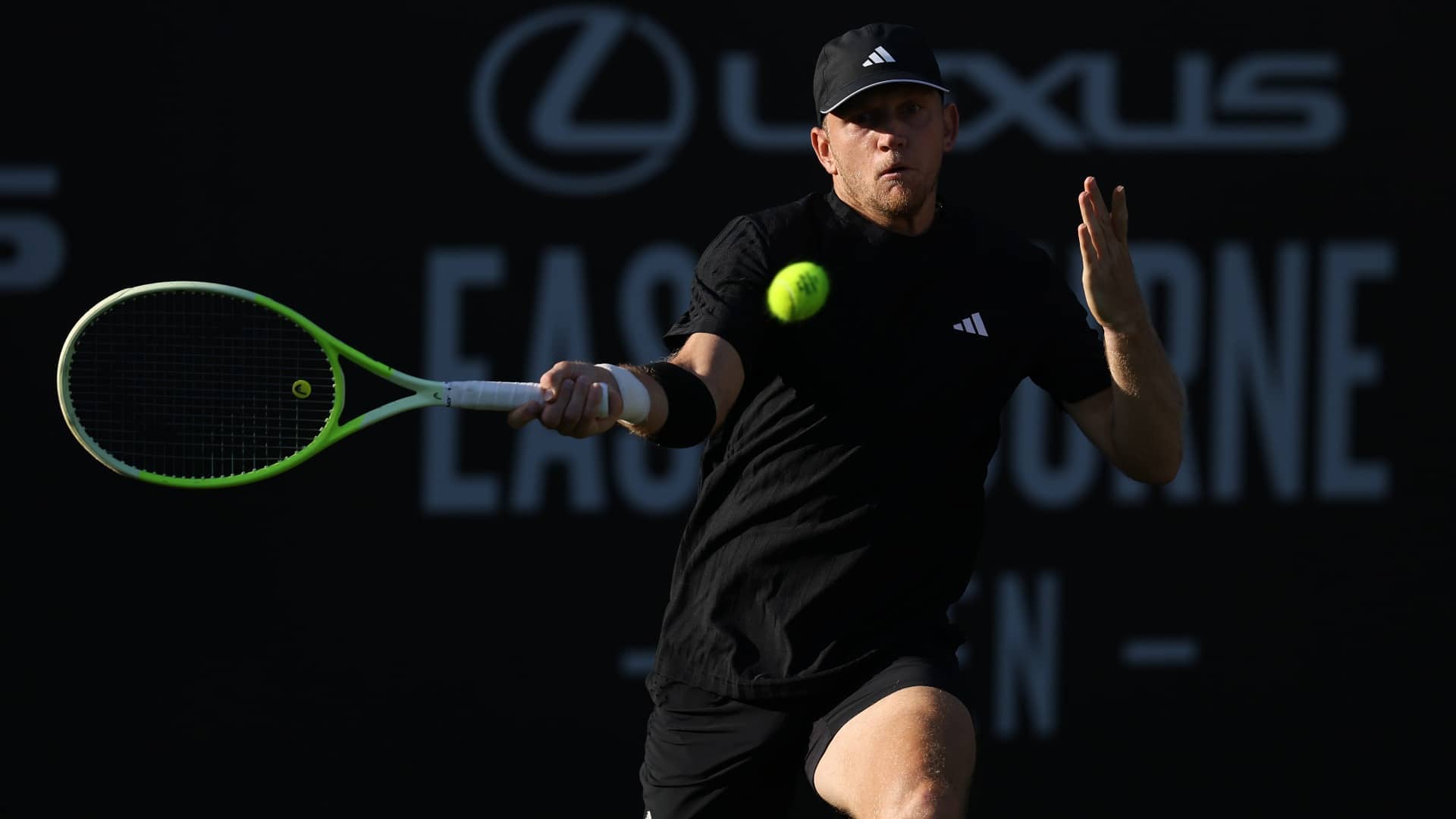 Davidovich suma rodaje y firma los cuartos en Eastbourne