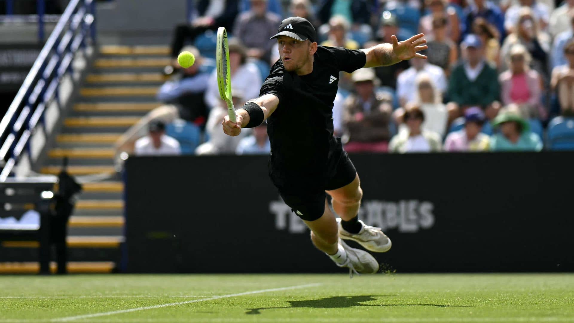 Davidovich baja a Mensik y vuela a semis en Eastbourne