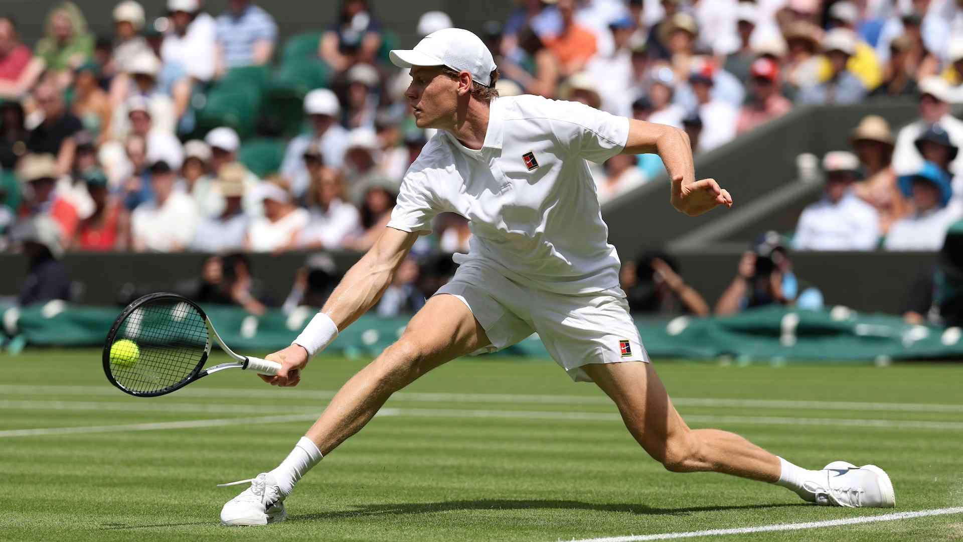 Jannik Sinner compite en la primera ronda de Wimbledon 2025.