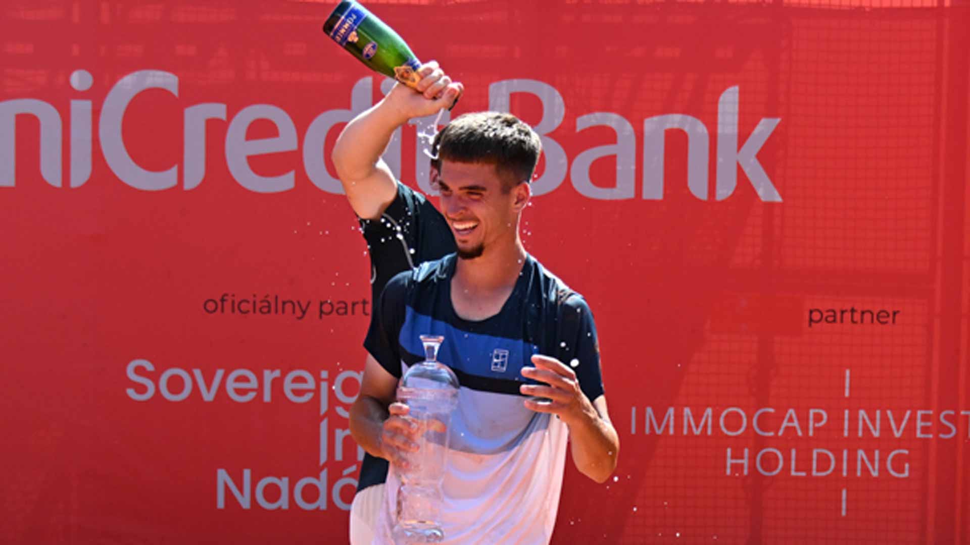 <a href='https://www.atptour.com/en/players/dino-prizmic/p0hw/overview'>Dino Prizmic</a> in Bratislava, where runner-up <a href='https://www.atptour.com/en/players/valentin-royer/r0eb/overview'>Valentin Royer</a> helps the Croatian with a champagne celebration.