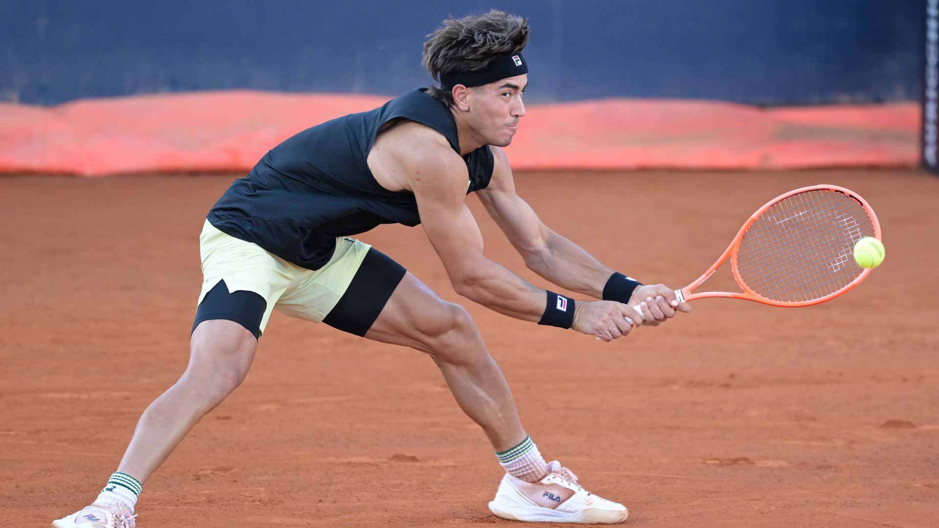 Play resumes after soggy start in Kitzbühel