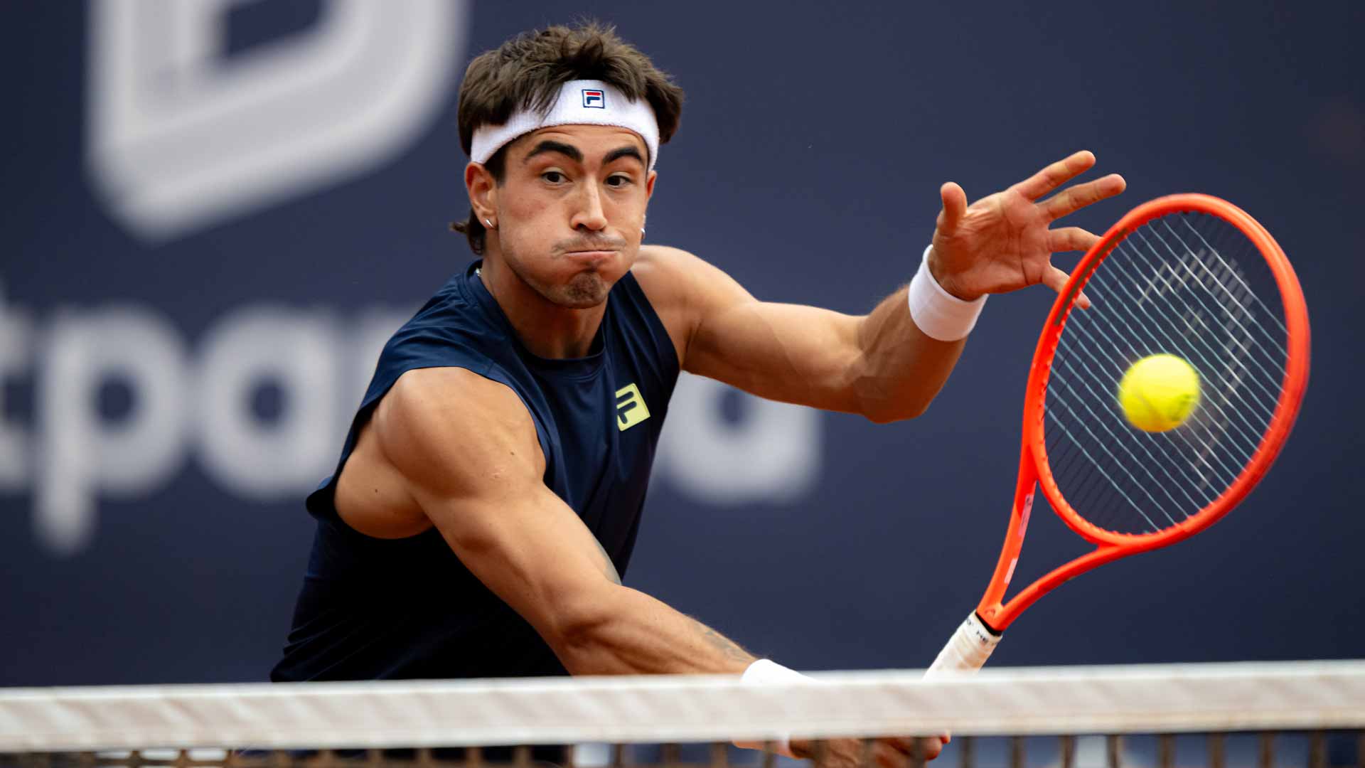 Comesana rides out rain, advances in Kitzbühel