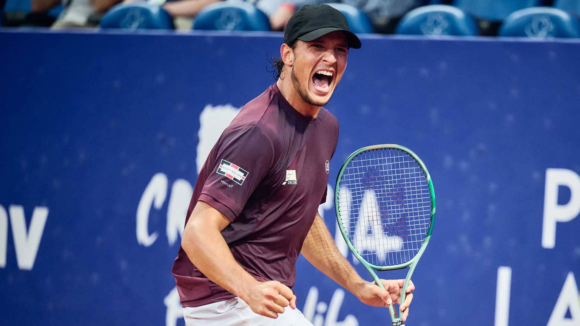 Darderi captures Umag title, survives late ankle scare to triumph