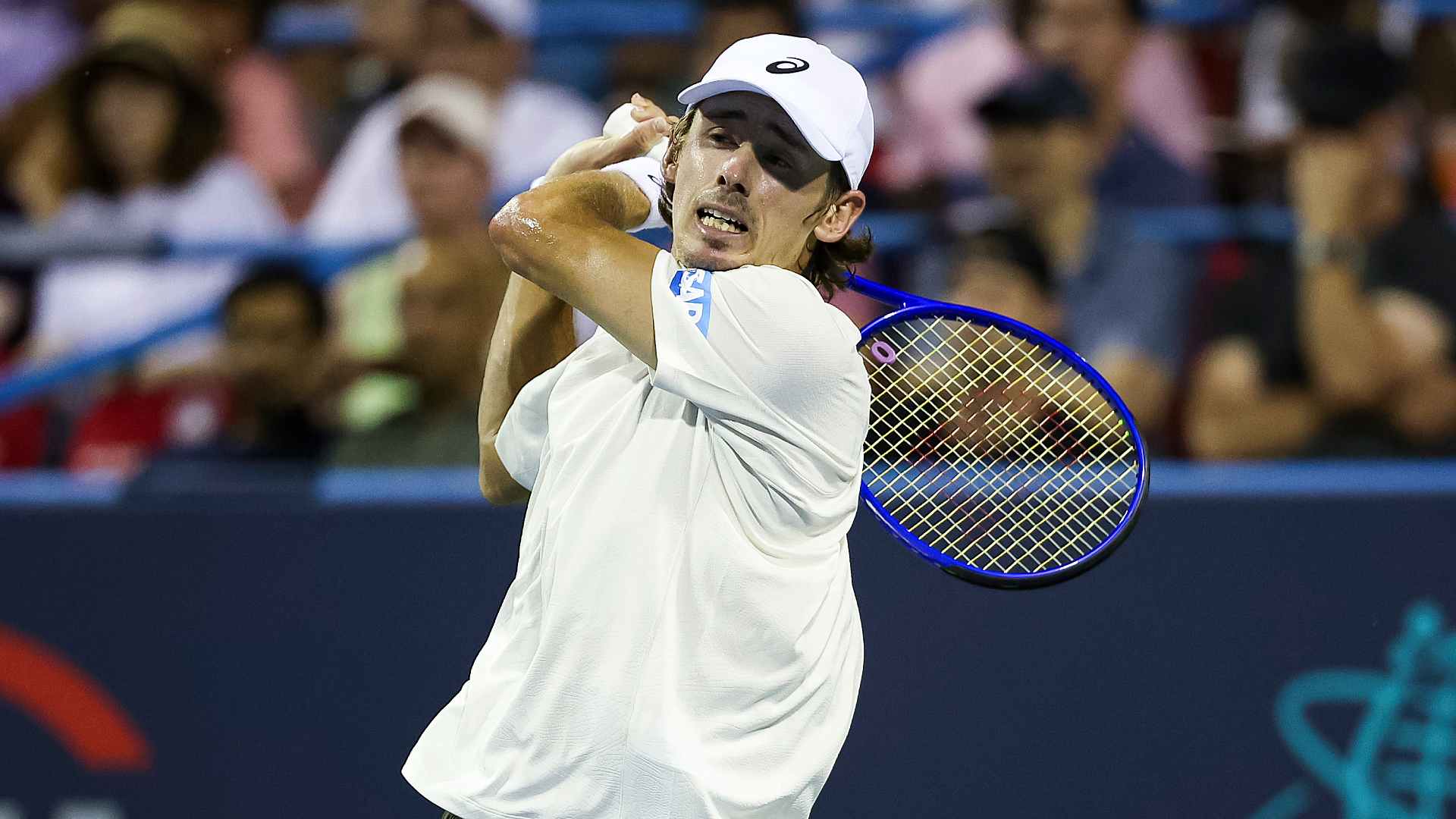 De Minaur defies 33 errors to beat Moutet in Washington SF