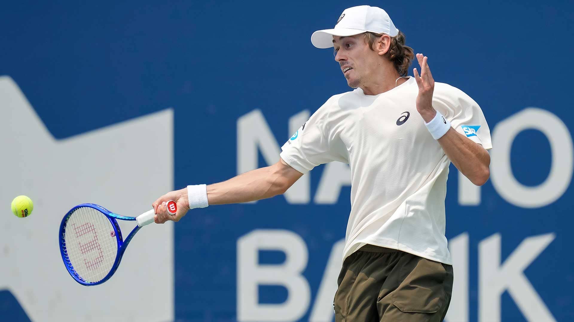 De Minaur sinks Tiafoe in tough three-setter to reach Toronto QFs