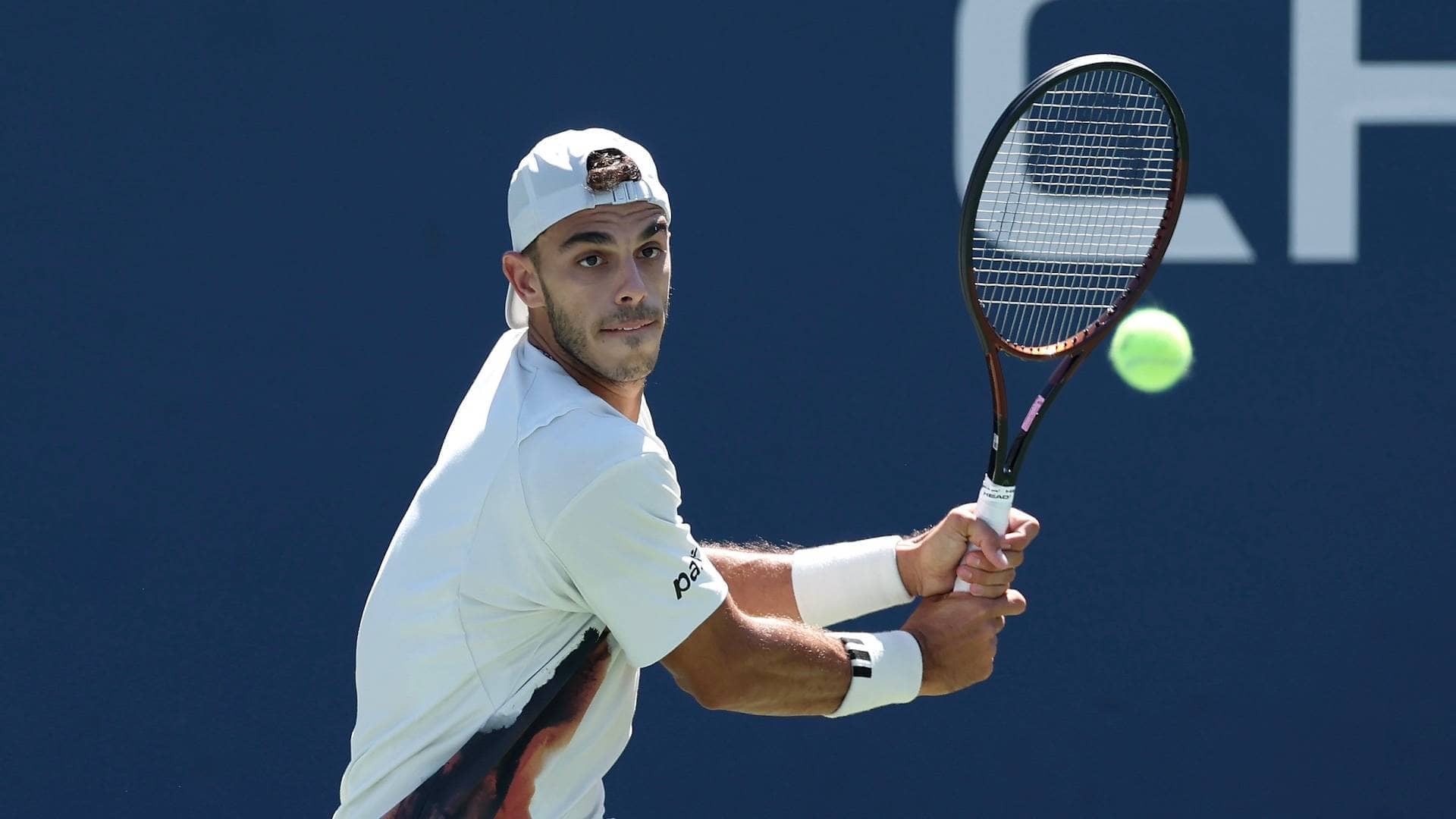 Juan Manuel Cerúndolo compite en la primera ronda del US Open 2025.