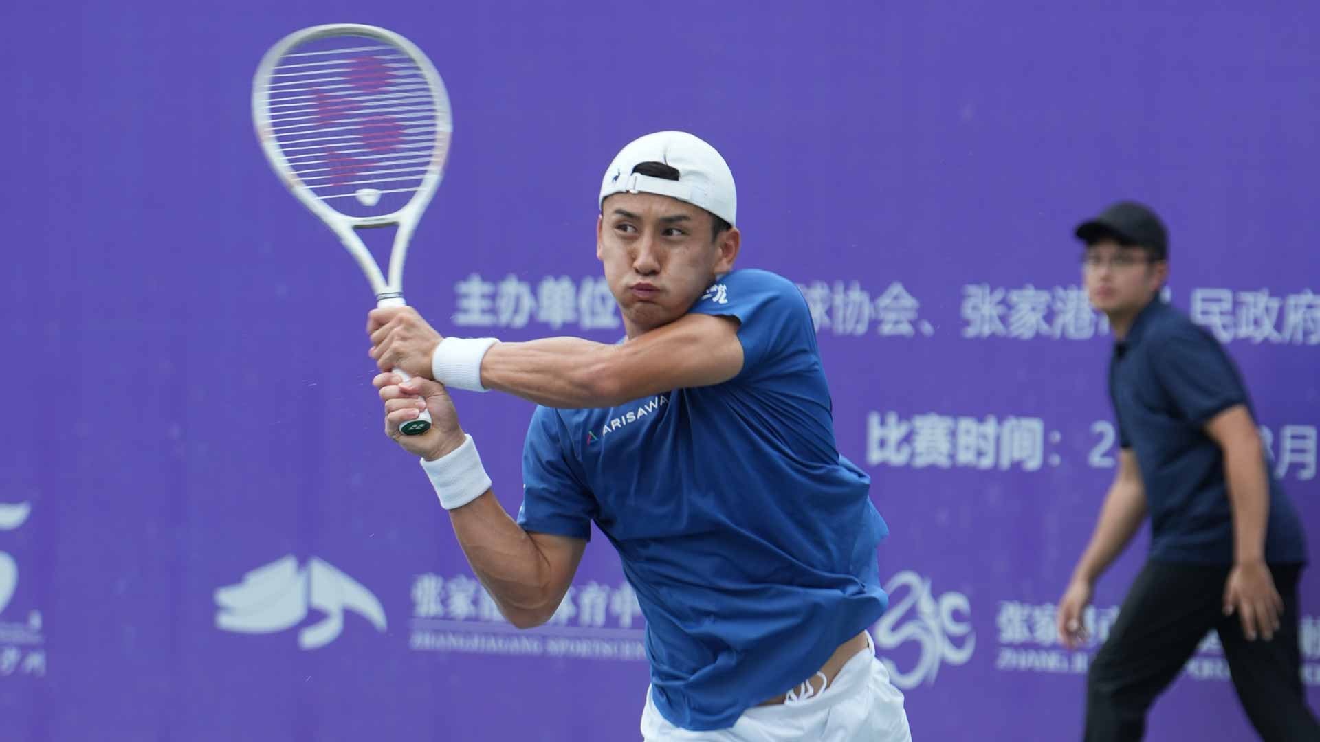 <a href='https://www.atptour.com/en/players/sho-shimabukuro/sy67/overview'>Sho Shimabukuro</a> in action at the Zhangjiagang Challenger.