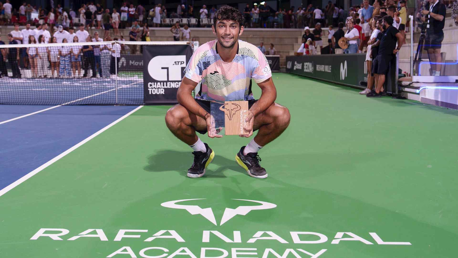 Daniel Rincón posa con el trofeo de campeón en el Rafa Nadal Open by Movistar 2025.