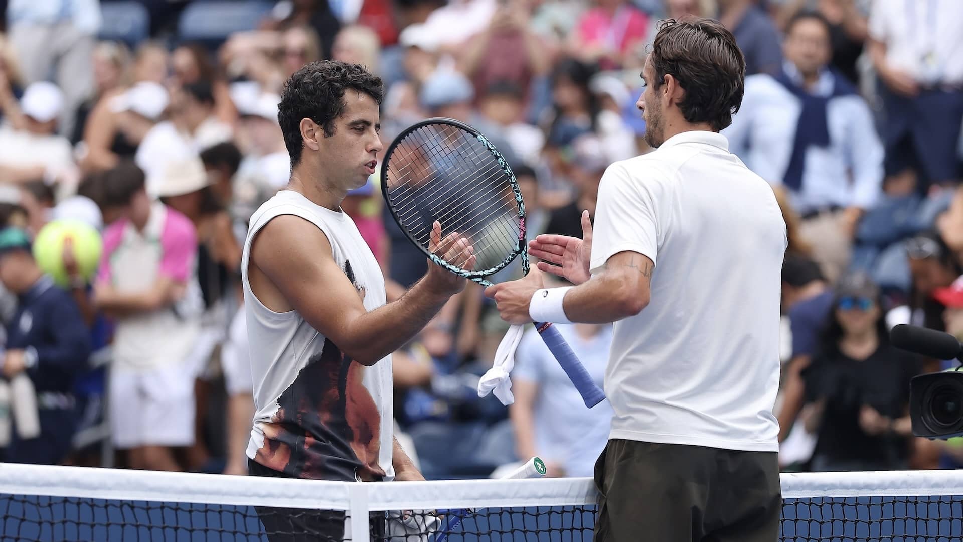 Jaume Munar se saluda con Lorenzo Musetti tras el partido de octavos de final del US Open.