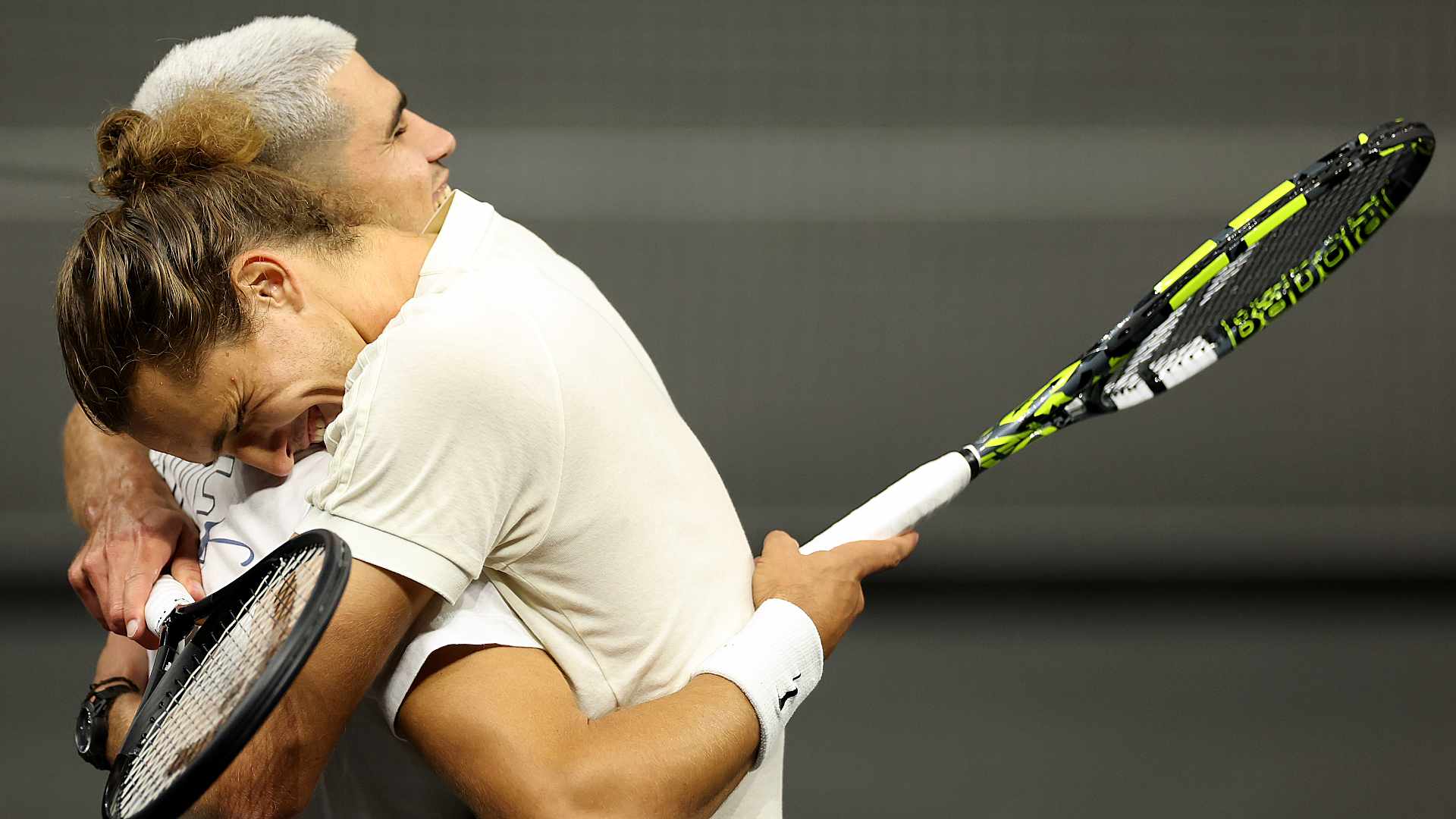 <a href='https://www.atptour.com/en/players/carlos-alcaraz/a0e2/overview'>Carlos Alcaraz</a> and <a href='https://www.atptour.com/en/players/alexander-zverev/z355/overview'>Alexander Zverev</a> embrace at the <a href='https://www.atptour.com/en/tournaments/laver-cup/9210/overview'>Laver Cup</a>.
