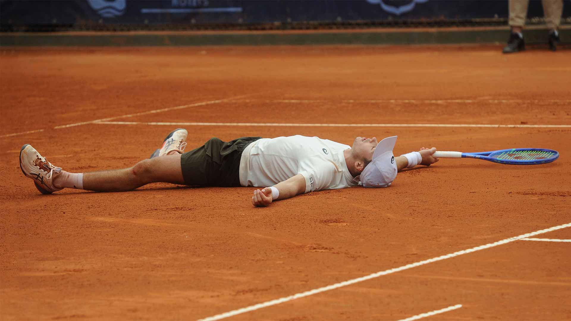 <a href='https://www.atptour.com/en/players/vilius-gaubas/g0fw/overview'>Vilius Gaubas</a> celebrates winning the Lisbon Challenger.