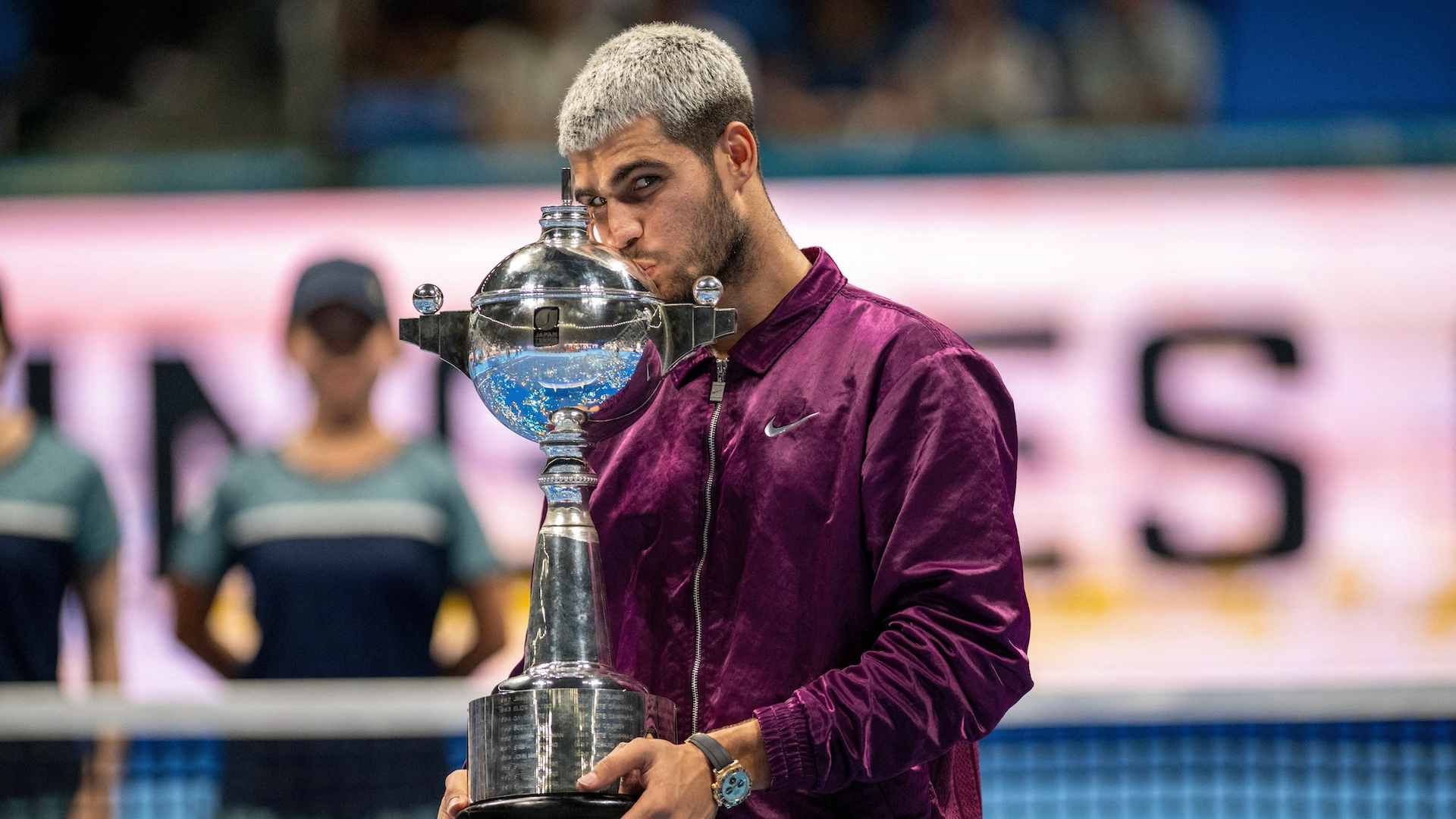 Alcaraz extiende un año colosal como campeón en Tokio