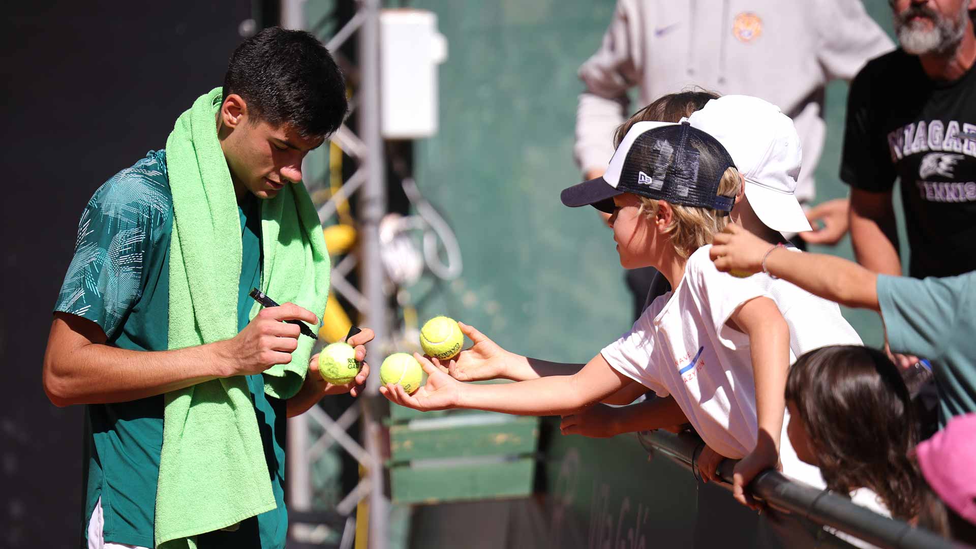 <a href='https://www.atptour.com/en/players/luka-mikrut/m0n1/overview'>Luka Mikrut</a> signs autographs following his title run at the Braga Challenger.