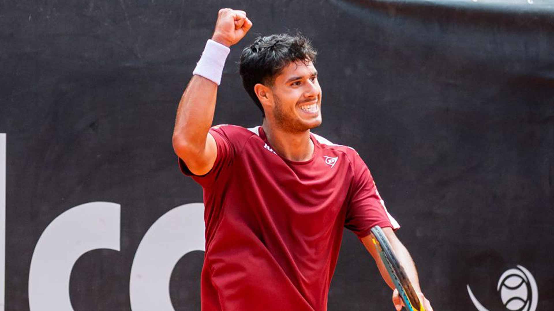 <a href='https://www.atptour.com/en/players/adolfo-daniel-vallejo/v0dp/overview'>Adolfo Daniel Vallejo</a> celebrates winning the Curitiba Challenger.