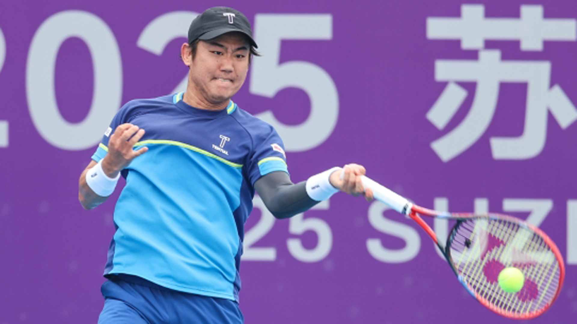 <a href='https://www.atptour.com/en/players/yoshihito-nishioka/n732/overview'>Yoshihito Nishioka</a> in action at the Suzhou Challenger.