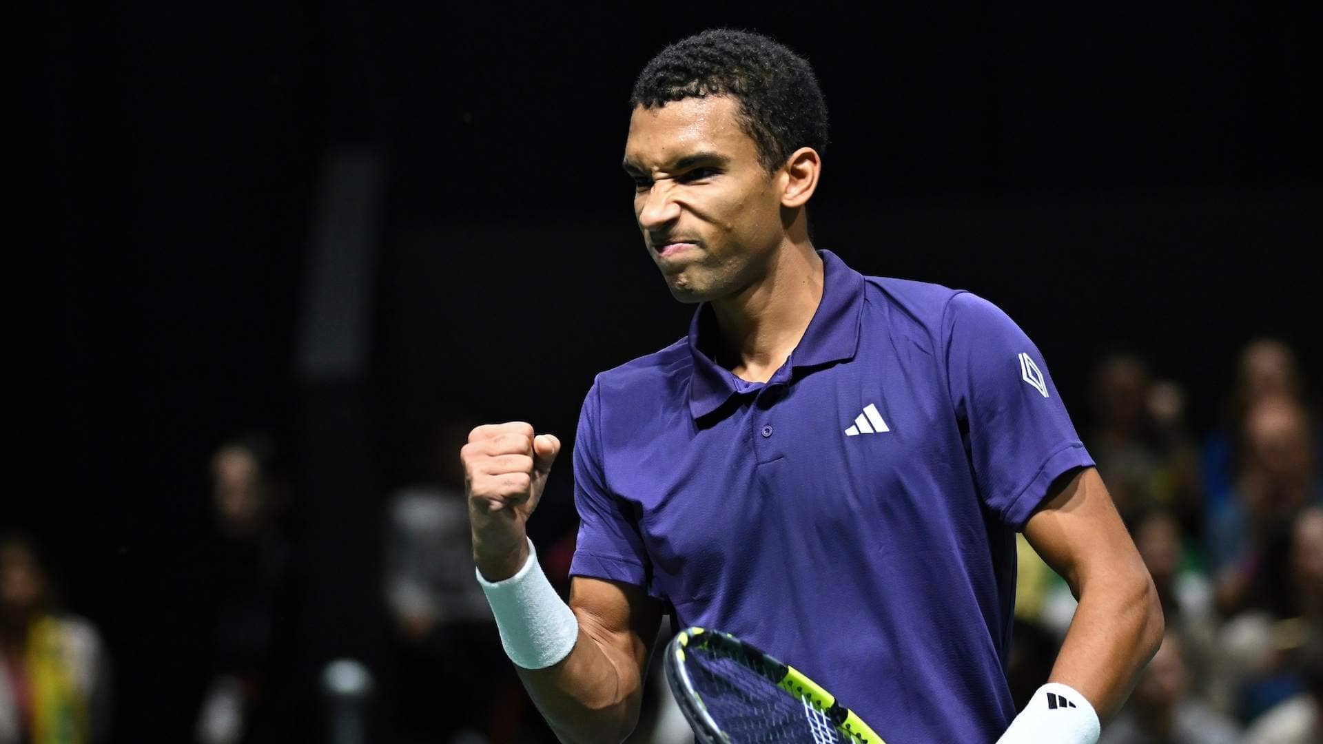 Felix Auger-Aliassime celebra un punto durante su debut en el Rolex Paris Masters 2025.