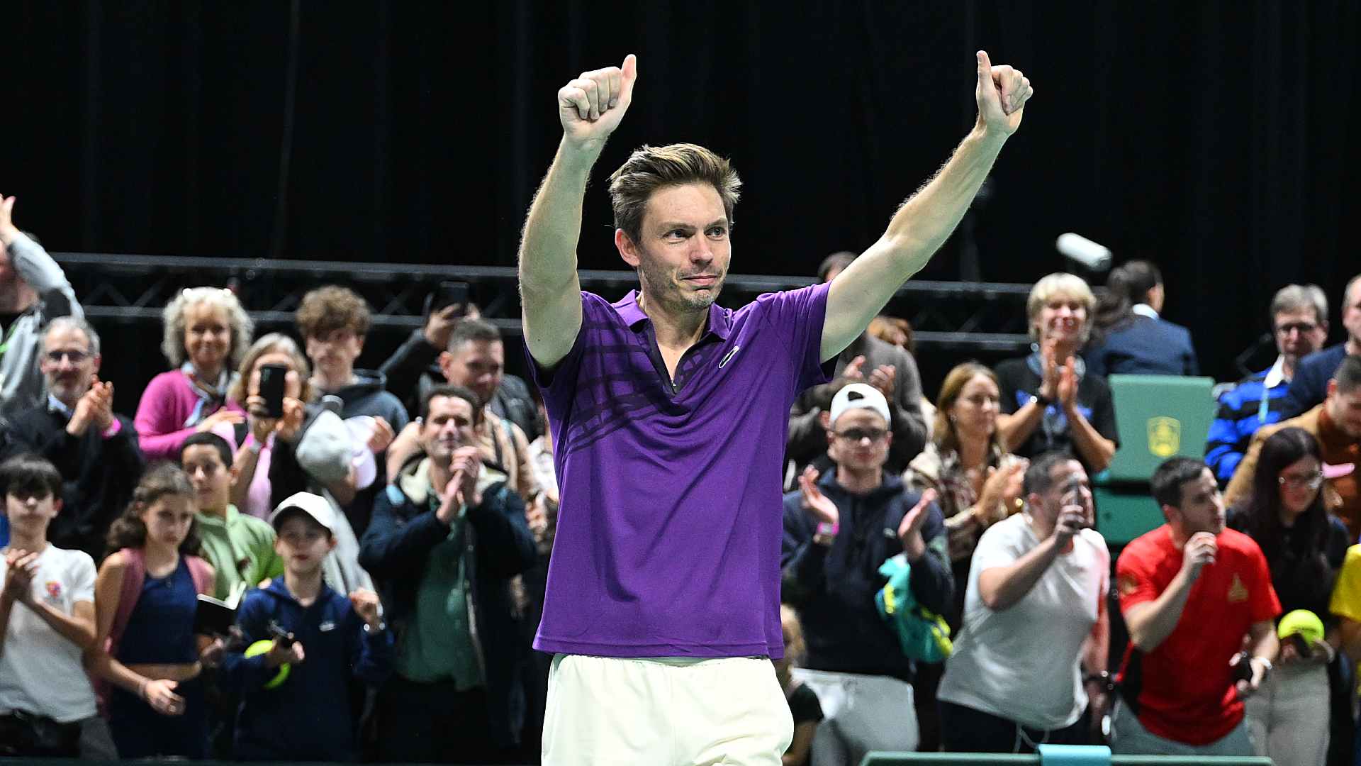<a href='https://www.atptour.com/en/players/nicolas-mahut/m873/overview'>Nicolas Mahut</a> bids farewell to the fans at the <a href='https://www.atptour.com/en/tournaments/paris/352/overview'>Rolex Paris Masters</a>.
