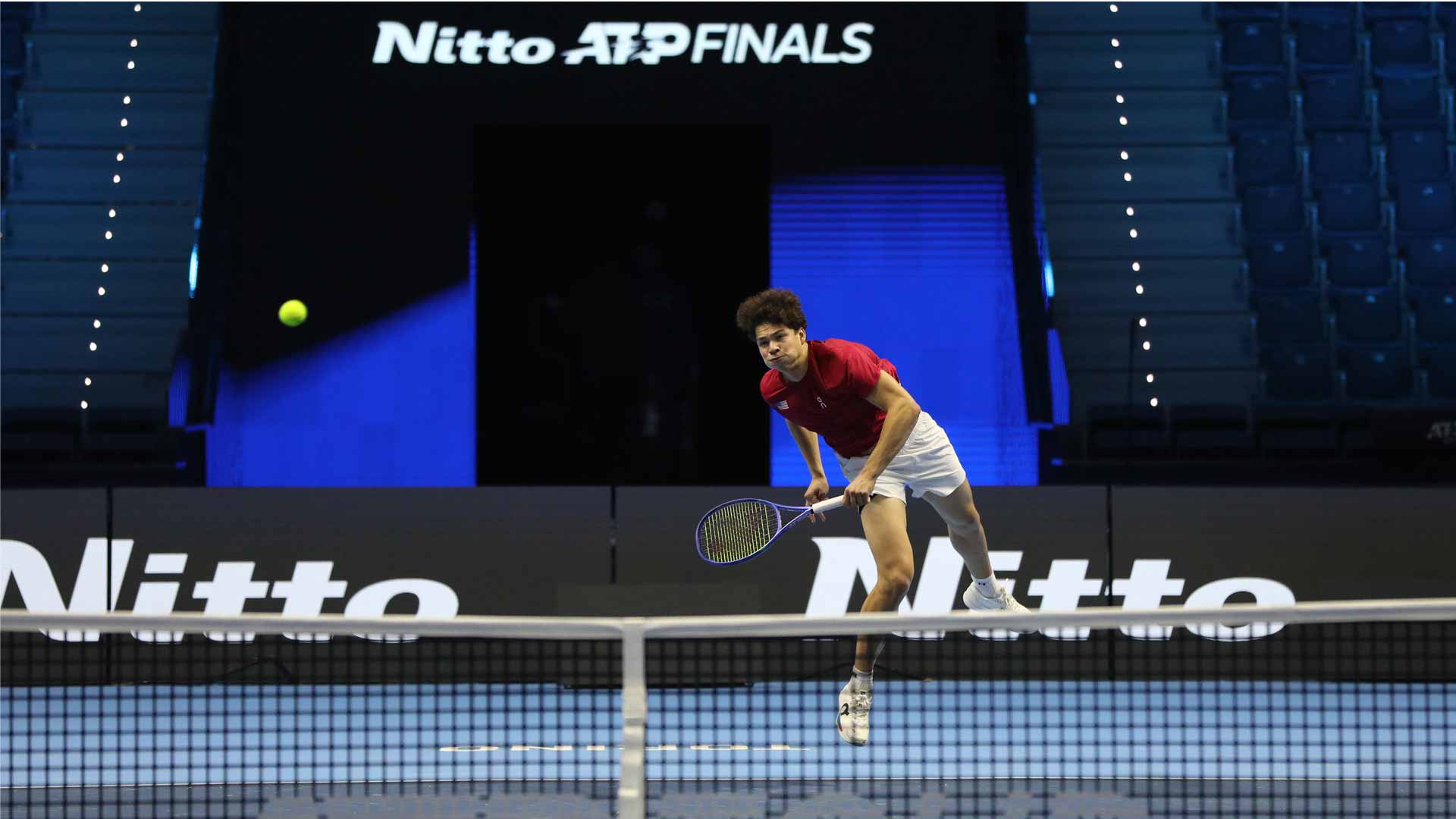 <a href='https://www.atptour.com/en/players/ben-shelton/s0s1/overview'>Ben Shelton</a> practises ahead of the <a href='https://www.atptour.com/en/tournaments/nitto-atp-finals/605/overview'>Nitto ATP Finals</a>.