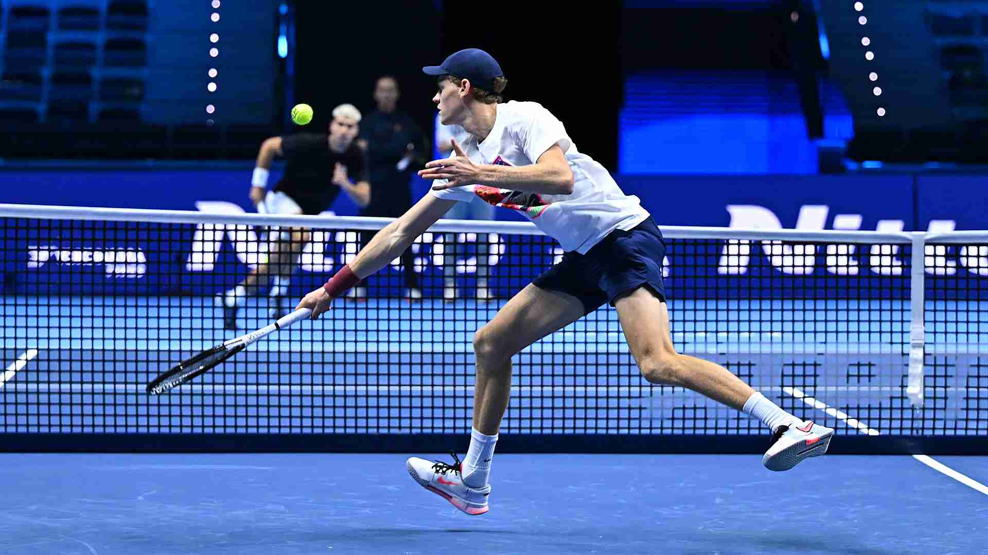 <a href='https://www.atptour.com/en/players/jannik-sinner/s0ag/overview'>Jannik Sinner</a> and <a href='https://www.atptour.com/en/players/carlos-alcaraz/a0e2/overview'>Carlos Alcaraz</a> practise ahead of the <a href='https://www.atptour.com/en/tournaments/nitto-atp-finals/605/overview'>Nitto ATP Finals</a>.