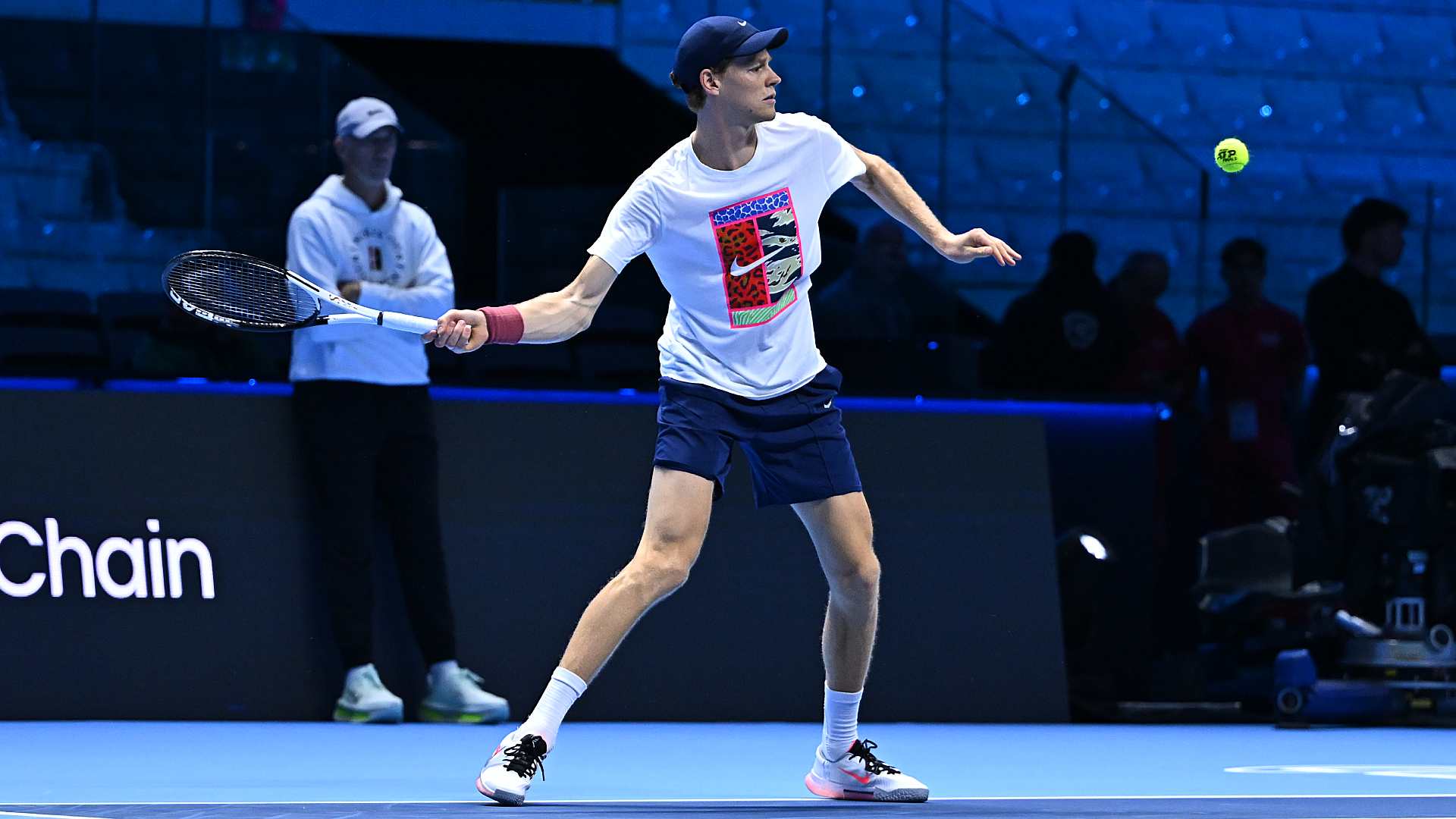 <a href='https://www.atptour.com/en/players/jannik-sinner/s0ag/overview'>Jannik Sinner</a> practising ahead of the <a href='https://www.atptour.com/en/tournaments/nitto-atp-finals/605/overview'>Nitto ATP Finals</a>.