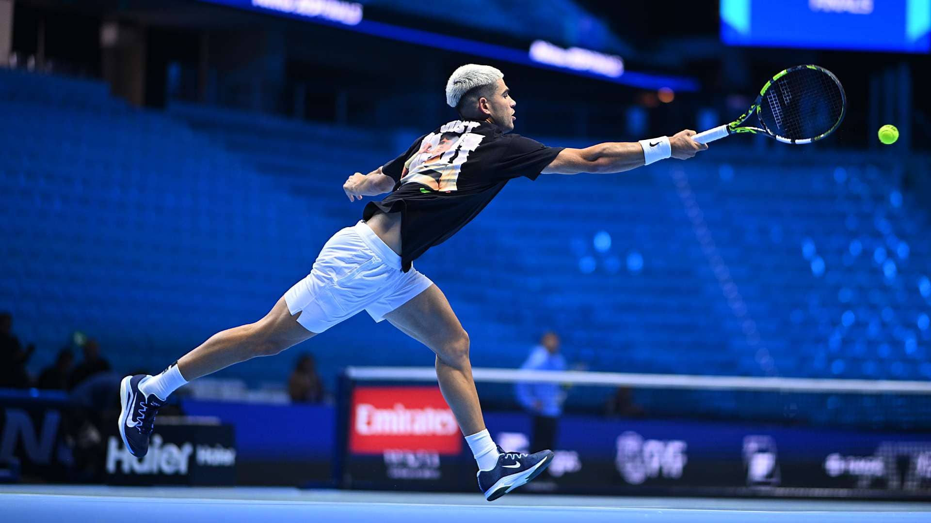 <a href='https://www.atptour.com/en/players/carlos-alcaraz/a0e2/overview'>Carlos Alcaraz</a> practises ahead of the <a href='https://www.atptour.com/en/tournaments/nitto-atp-finals/605/overview'>Nitto ATP Finals</a>.