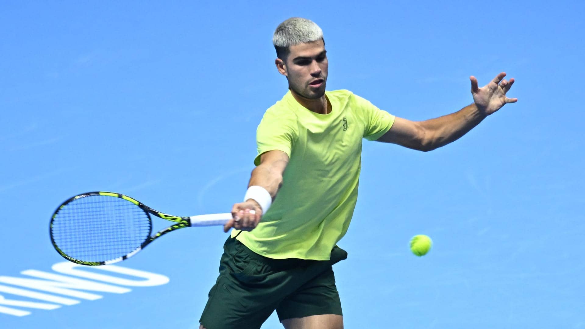 Alcaraz hits his range vs. De Minaur, kicks off Nitto ATP Finals bid