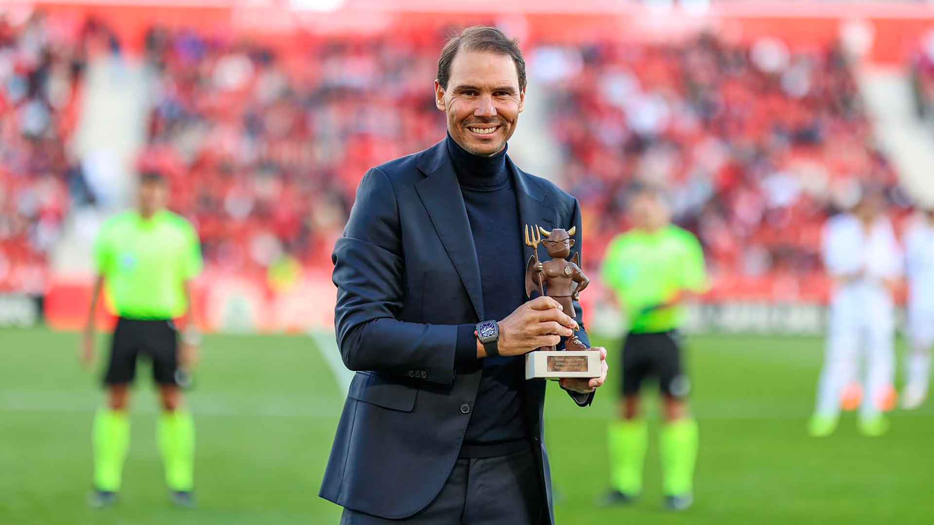 Nadal recibe el ‘Dimoni d’Honor’ del RCD Mallorca