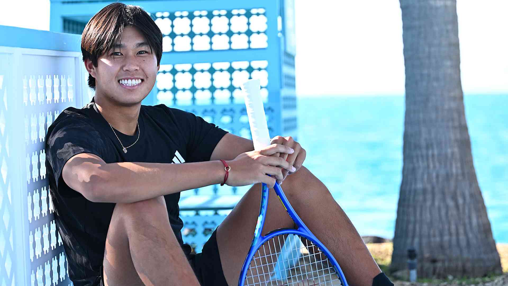 <a href='https://www.atptour.com/en/players/learner-tien/t0ha/overview'>Learner Tien</a> at the Silver Sands Beach ahead of the 2025 Next Gen ATP Finals.