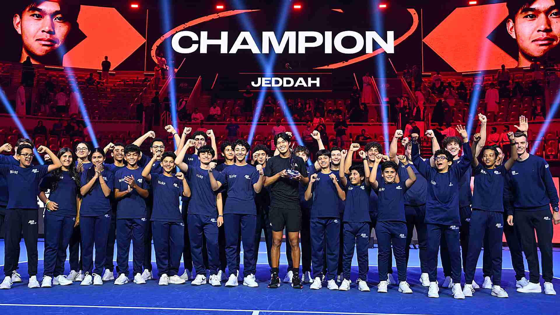 <a href='https://www.atptour.com/en/players/learner-tien/t0ha/overview'>Learner Tien</a> poses with the ballkids after winning the title.