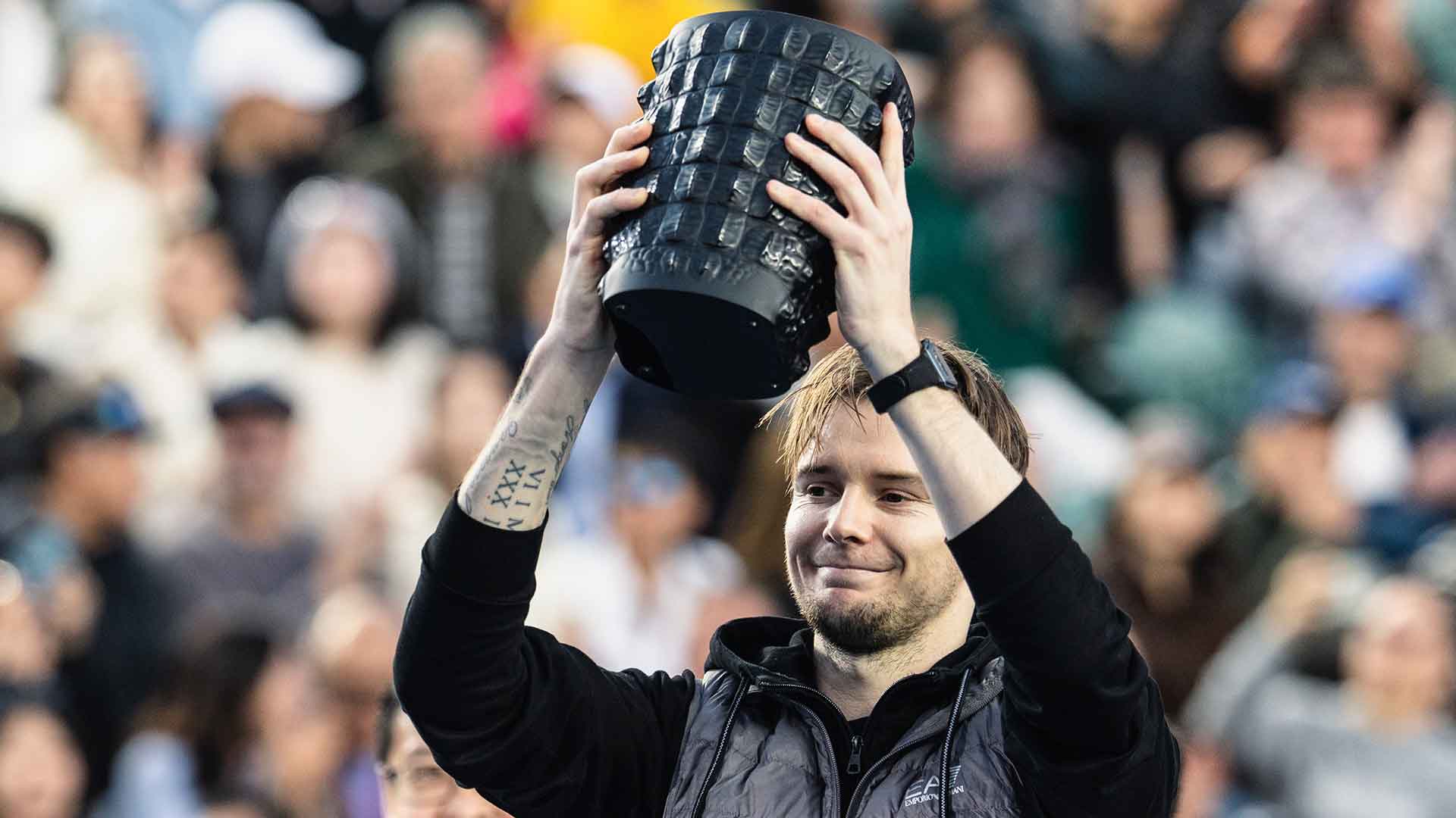 Bublik irrumpe en el Top 10 conquistando Hong Kong