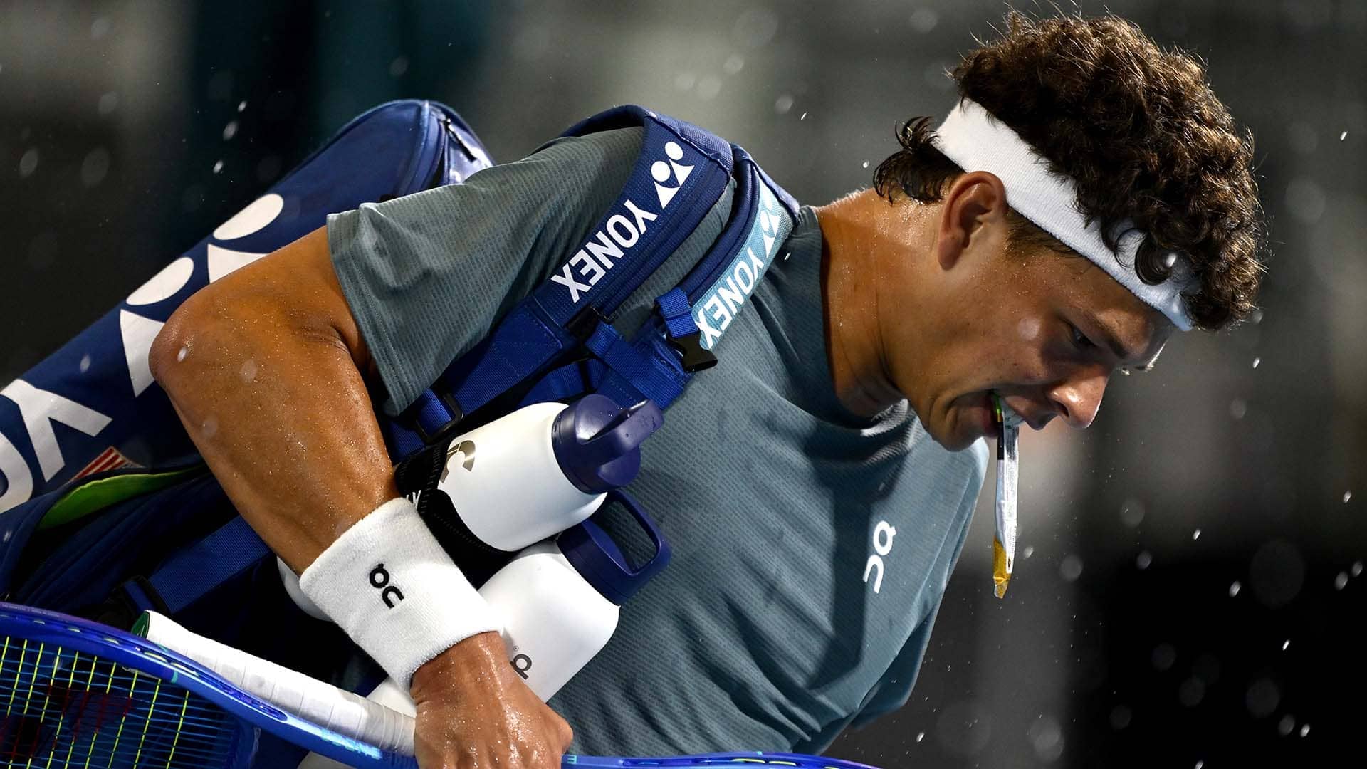 Shelton in trouble vs. Baez as rain ends Thursday play in Auckland