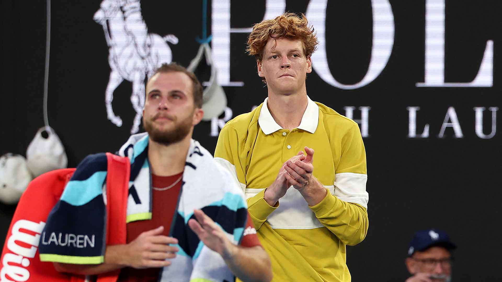 Jannik Sinner aplaude a Hugo Gaston, tras la retirada del francés en primera ronda.