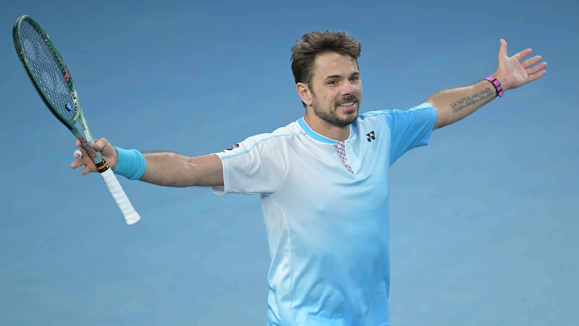 Wawrinka wins 5-set thriller to roll back years, reach Australian Open R3