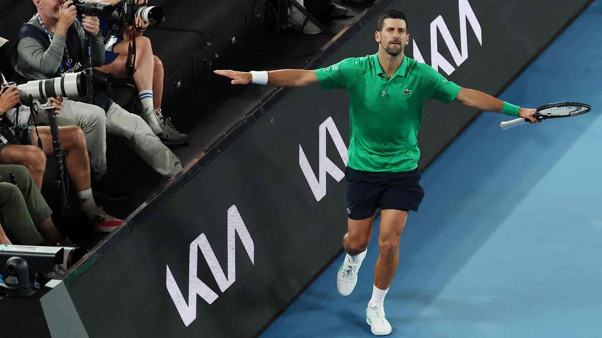 Novak Djokovic celebra un punto este sábado en tercera ronda ante Botic Van de Zandschulp.