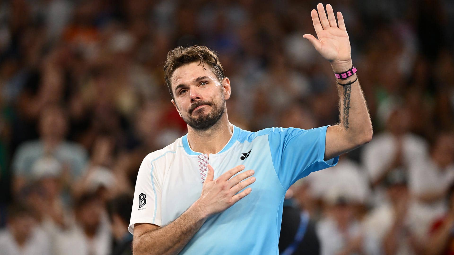 Stan Wawrinka, the 2014 Australian Open champion, waves goodbye in Melbourne on Saturday.