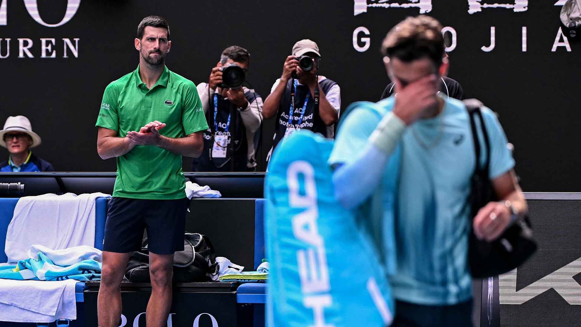 Novak Djokovic aplaude a Lorenzo Musetti, tras su retirada este miércoles en el Abierto de Australia.