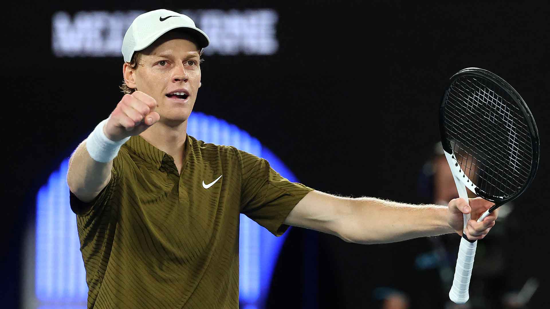 Jannik Sinner celebra su tercera clasificación consecutiva a semifinales en el Abierto de Australia.