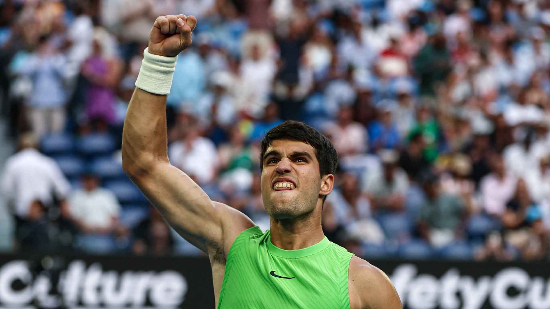 Carlos Alcaraz celebra un punto en semifinales del Abierto de Australia ante Alexander Zverev.