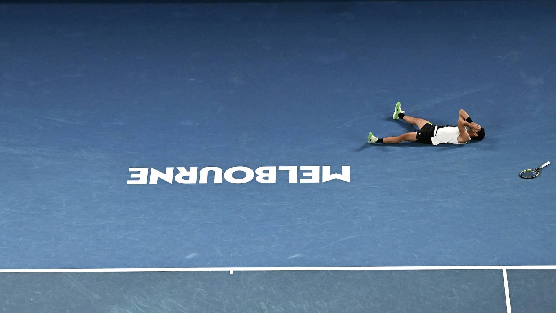 Carlos Alcaraz, celebrando su victoria en la final del Abierto de Australia.